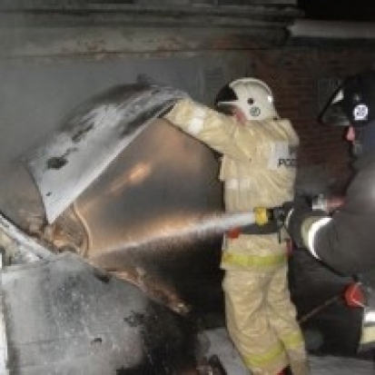 На улице Индустриальной в Пскове ночью сгорел автомобиль - 2016-12-15 07:39:00 - 1