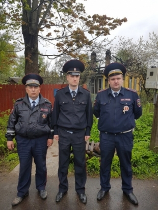 Петербургские полицейские спасли трех человек при пожаре в частном доме - 2017-06-01 08:53:00 - 1