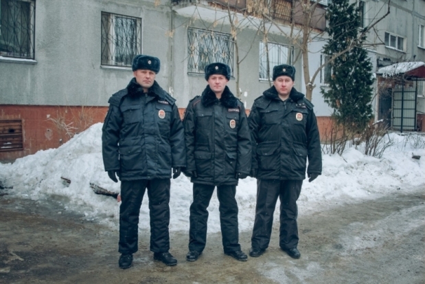 Полицейские спасли женщину с тремя детьми, которых отец семейства запер в комнате во время пожара - 2017-02-03 14:26:00 - 1