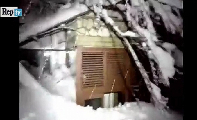 В Италии на отель сошла снежная лавина - 2017-01-19 14:58:00 - 1