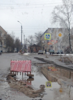 ФОТОфакт: «легендарную» лужу на Вокзальной наконец обозначили - 2017-03-08 16:36:00 - 1