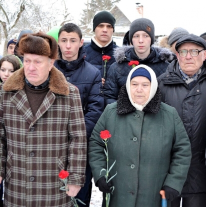 На могиле неизвестного солдата в деревне Каменка прошел митинг, посвященный 74-й годовщине освобождения Великих Лук от немецко-фашистских захватчиков (ФОТО) - 2017-01-15 21:07:00 - 1