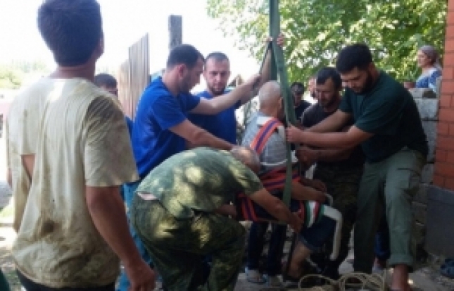 В Чечне мужчину вытащили из глубокого колодца при помощи эвакуатора и кухонного стула - 2017-09-06 15:21:00 - 1
