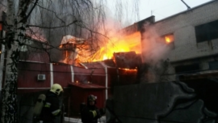 Спасатели эвакуируют людей из-за пожара в торговом центре «Аквилон» в Санкт-Петербурге - 2017-01-26 18:32:00 - 1
