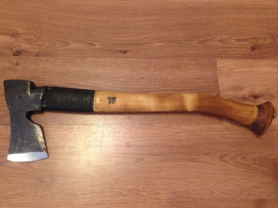 В Великих Луках неизвестный воткнул в капот машины топор - 2016-10-20 09:38:00 - 1