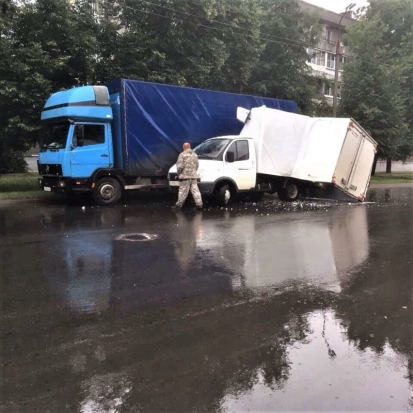 «ГАЗель» врезалась в припаркованный грузовик на проспекте Гагарина в Великих Луках (ФОТО) - 2017-07-15 13:13:00 - 1