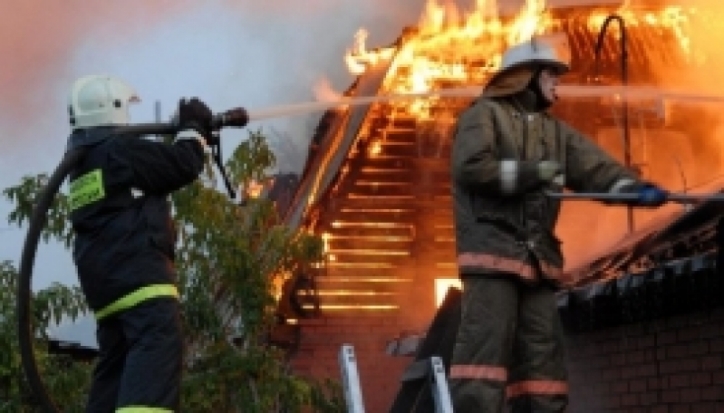 Два пожарных расчета тушили возгорание в квартире в деревне Ровное Стругокрасненского района - 2017-06-17 21:59:00 - 1