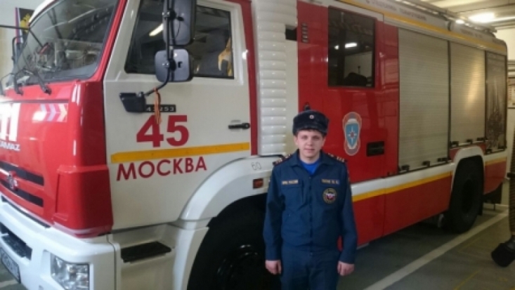 Сотрудник московской пожарной охраны спас девушку, упавшую под поезд - 2016-11-14 17:10:00 - 1