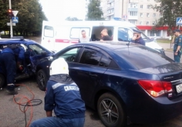 На улице Инженерной в Пскове не разъехались две легковушки - 2017-06-20 06:17:00 - 1