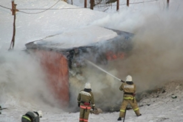 Нежилое здание горело на улице Широкой в Великих Луках - 2016-12-10 21:02:00 - 1