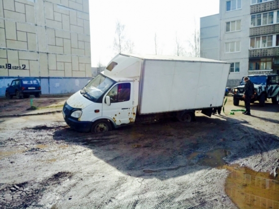ФОТОфакт: стабильность просела. В Великих Луках «Газель» провалилась в асфальт - 2018-04-16 17:17:00 - 1