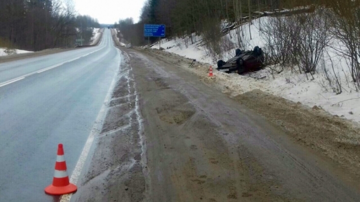 «Иж Ода» вылетел в кювет и опрокинулся на трассе Москва – Балтия в Псковской области (+фото) - 2017-02-20 12:01:00 - 1