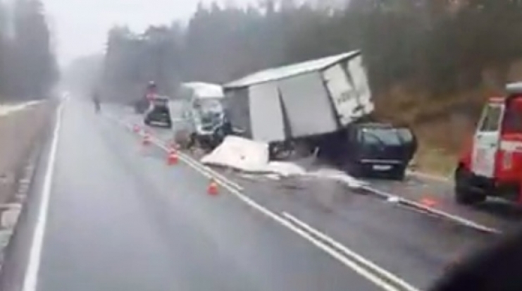 ФОТО и ВИДЕО с места смертельной аварии на трассе Санкт-Петербург – Невель: 1 человек погиб, 6 ранены - 2016-10-25 14:13:00 - 1