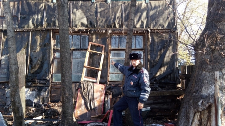 В Хабаровске сотрудник полиции спас человека и собаку из пылающего дома - 2016-10-21 16:05:00 - 1