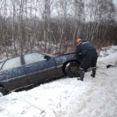 В деревне Глубочица Себежского района легковой автомобиль оказался в кювете - 2016-12-17 21:16:00 - 1