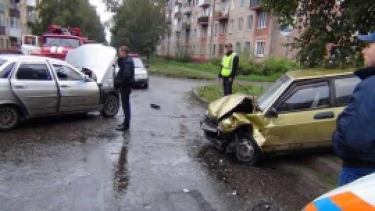 Два легковых авто столкнулись на улице Льва Толстого в Пскове - 2016-10-28 18:43:00 - 1