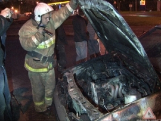 Ночью в Великих Луках с интервалом в полчаса загорелись два автомобиля - 2017-02-16 07:07:00 - 1