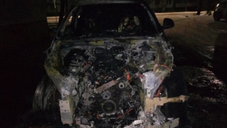 Два автомобиля подожгли в Великих Луках за сутки (ФОТО) - 2017-01-10 09:35:00 - 1