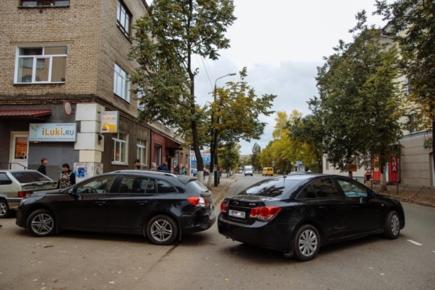 В Великих Луках у перекрестка Зверева - Ленина столкнулись два Chevrolet Cruze (ФОТО) - 2017-10-02 14:20:00 - 1