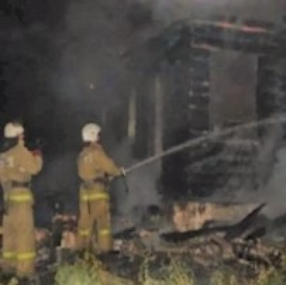В Великих Луках ночью тушили пожар в дачном доме - 2017-07-19 07:25:00 - 1