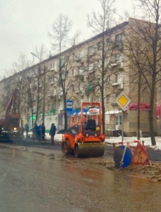 ФОТОфакт: еще один случай укладки асфальта в снегогрязь в Великих Луках - 2016-11-18 16:58:00 - 1