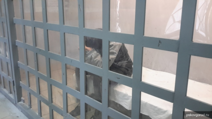 Полиция задержала нарушителей, распространявших в Пскове объявления-граффити с призывом к употреблению наркотиков (ФОТО) - 2017-09-03 12:01:00 - 1