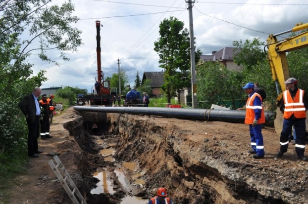 На улице Южной в Великих Луках проводится ремонт участка кольцевого водовода - 2017-06-28 11:19:00 - 1