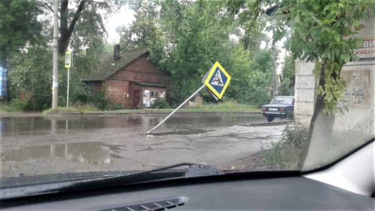 ФОТОфакт: на улице Вокзальной в Великих Луках снесли дорожный знак - 2017-07-15 14:13:00 - 1