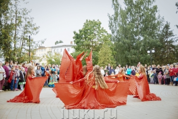 Кульминацией торжеств, посвященных Дню города Великие Луки, стал праздничный концерт на центральной площади - 2017-08-27 13:38:00 - 1
