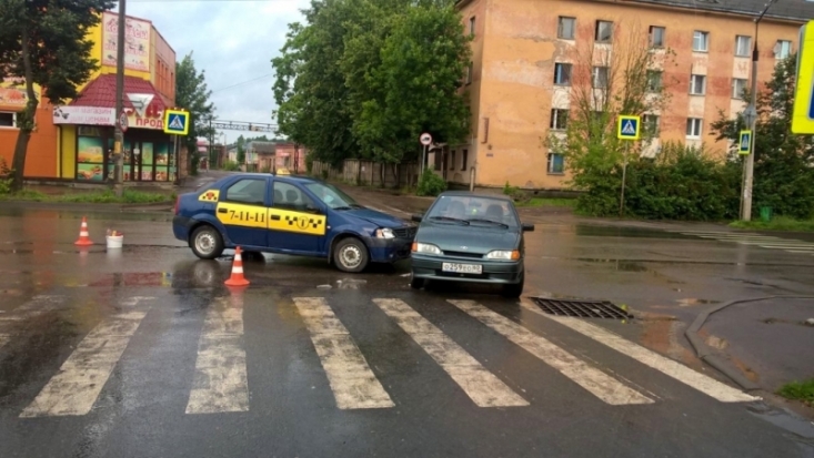 Пассажир такси пострадал в результате ДТП в Великих Луках (ФОТО) - 2017-08-04 09:52:00 - 1