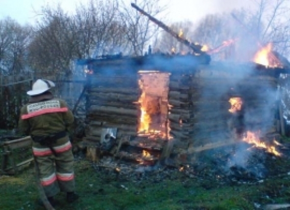 В Стругокрасненском районе шесть огнеборцев тушили возгорание в жилом доме - 2016-10-06 06:18:00 - 1
