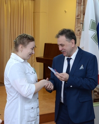 В Великолукском медицинском колледже студентам-волонтерам вручили личные книжки волонтеров - 2017-05-18 10:42:00 - 1