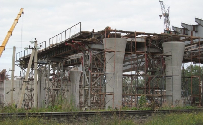 Строители готовятся к сборке пролета правого направления на путепроводе Великих Лук (ФОТО) - 2017-08-31 18:49:00 - 1