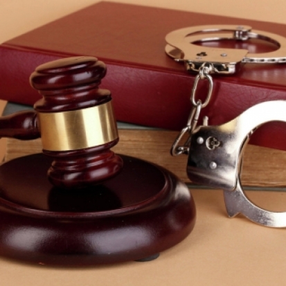 Москвич совершил наезд на инспектора ДПС ГИБДД и протащил его по проезжей части около 100 метров - 2017-02-15 09:28:00 - 1