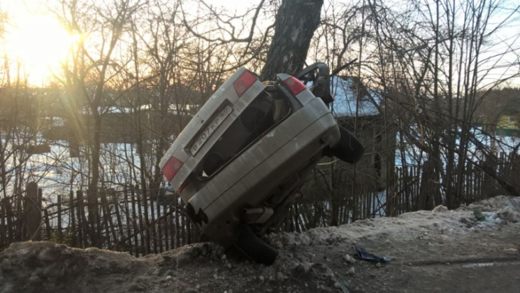 На границе Великих Лук смертельное ДТП, машина впечаталась в дерево (ФОТО) - 2017-02-18 17:19:00 - 1