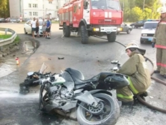 Мотоцикл и легковое авто попали в аварию на улице Литейной в Великих Луках - 2017-06-15 06:01:00 - 1