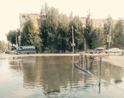 Пешеходные переходы в Великих Луках после дождя пешеходам недоступны (+ фото) - 2018-05-24 17:19:00 - 1