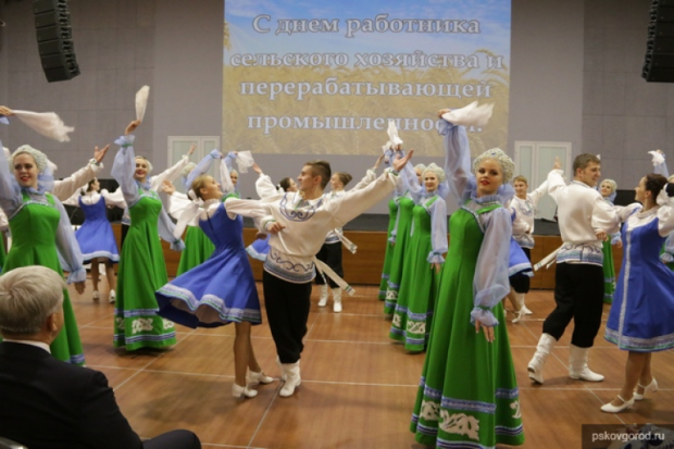 Власти области и города поздравили псковских аграриев с профессиональным праздником - 2017-10-19 15:13:00 - 1