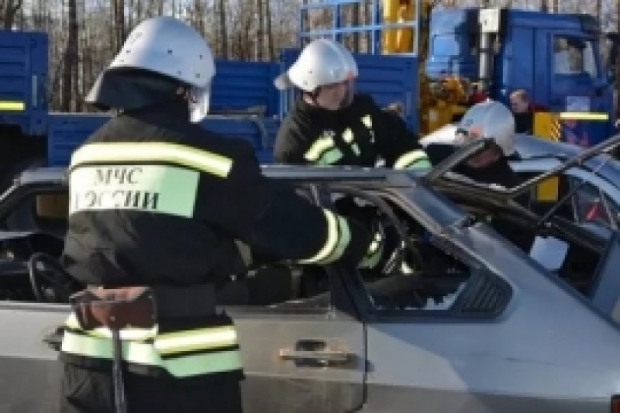 На Крестовском шоссе в Пскове не разъехались две легковушки - 2017-04-16 08:13:00 - 1