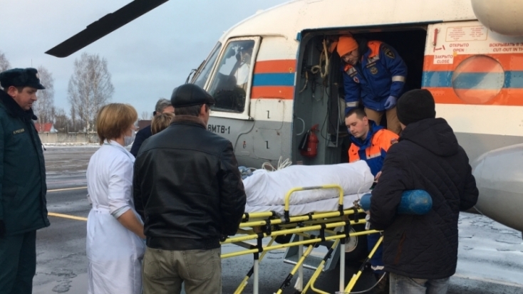 Пострадавшего на пожаре мальчика из Псковской области на вертолете МИ-8 переправляют в Санкт-Петербург (ФОТО) - 2017-01-22 20:08:00 - 1