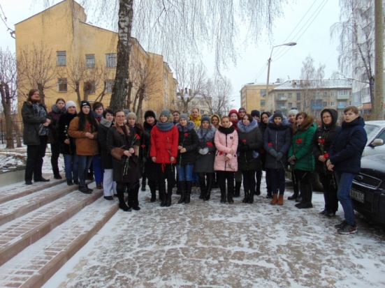 Студенты и преподаватели Великолукского медицинского колледжа почтили память погибших на территории Великих Лук воинов (фото) - 2018-01-19 14:58:00 - 1