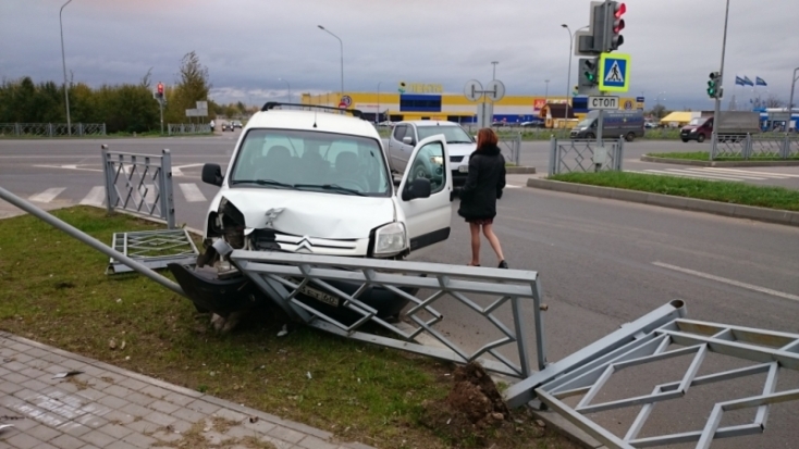 В Пскове автомобилистка сбила дорожный знак и три секции ограждения (+фото) - 2016-10-07 10:35:00 - 1