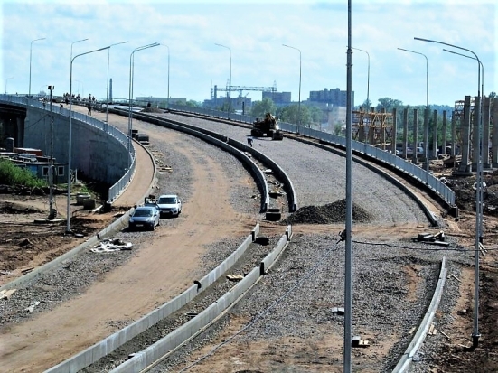 Строители продолжают устройство оснований проезжей части путепровода в Великих Луках (ФОТО) - 2018-05-17 19:44:00 - 1