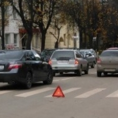 ДТП возле драмтеатра в Великих Луках затруднило движение (ФОТО) - 2017-10-19 15:31:00 - 1