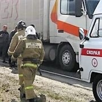 Грузовик и легковушка попали в аварию на 438-м километре трассы Москва – Балтия - 2017-09-27 20:45:00 - 1
