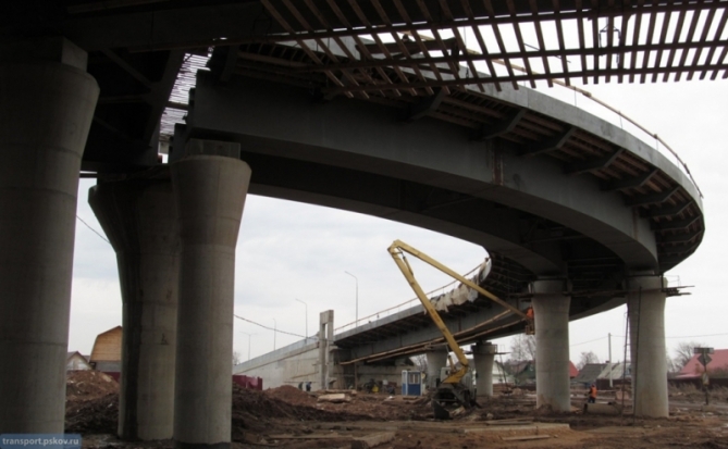 Строители великолукского путепровода не спешат с работами на закрытом для транспорта участке улицы Дьяконова (ВИДЕО от читателя) - 2018-04-27 17:41:00 - 1