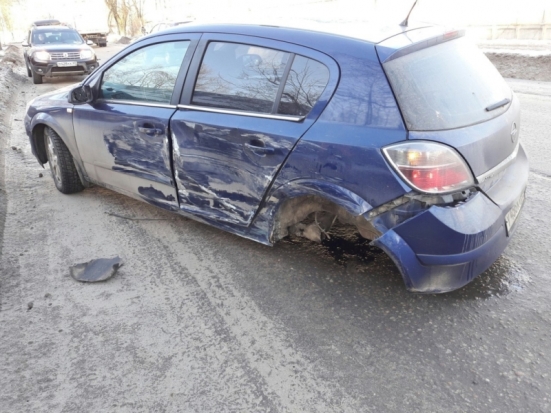 Один без колеса, другой – в столбе: авария в Великих Луках (ФОТО) - 2017-02-15 11:29:00 - 1