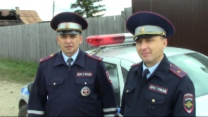 В Челябинской области инспектор ДПС спас женщину из горящего дома - 2017-09-20 13:23:00 - 1