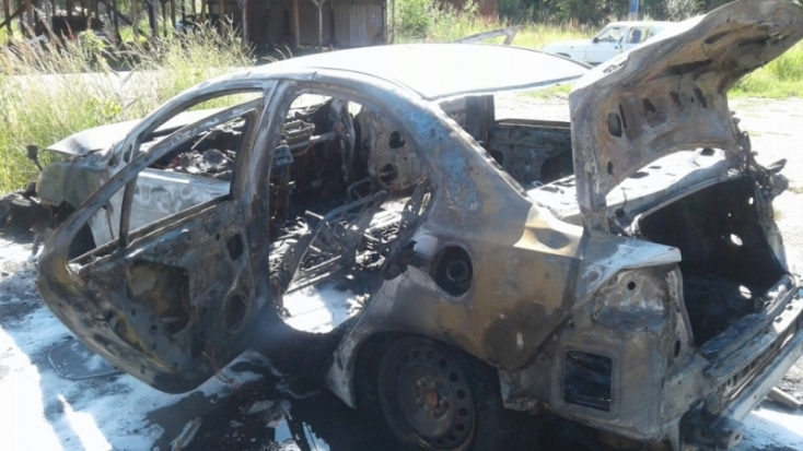 ФОТО с места происшествия: в Великих Луках сгорел «Mitsubishi» - 2017-08-08 19:17:00 - 1
