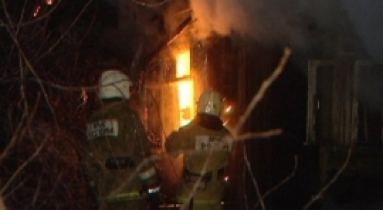 На улице Урицкого в Невеле огнем поврежден жилой дом - 2016-11-12 19:31:00 - 1